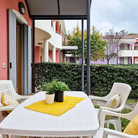 Lovely With Fenced Garden And Pool Lägenhet Bibione