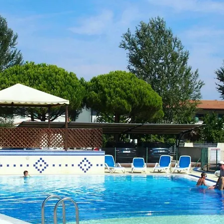 Lovely With Fenced Garden And Pool Lägenhet *